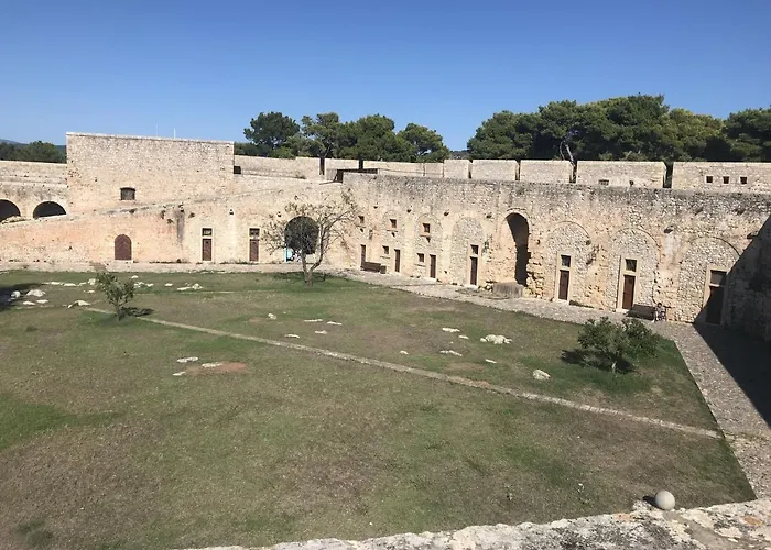 In With Pool Καμάρια