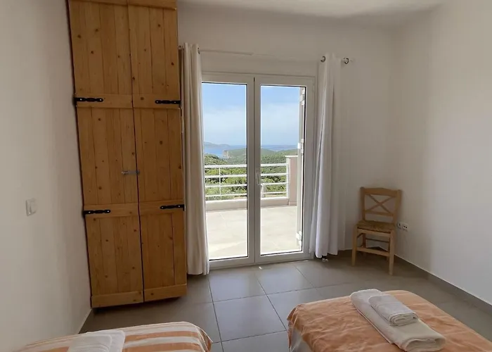 In With Pool * Kamária