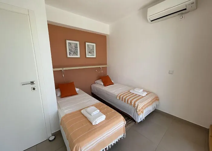 In With Pool * Kamária