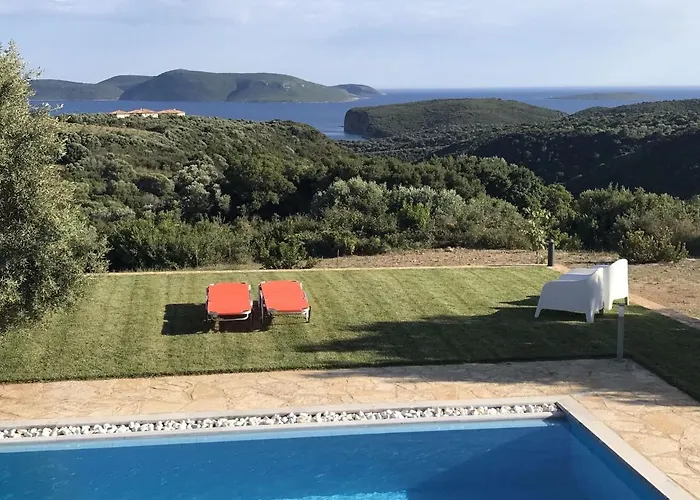 In With Pool Kamária