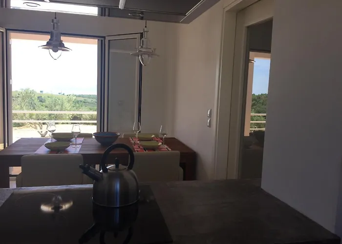 In With Pool Kamária